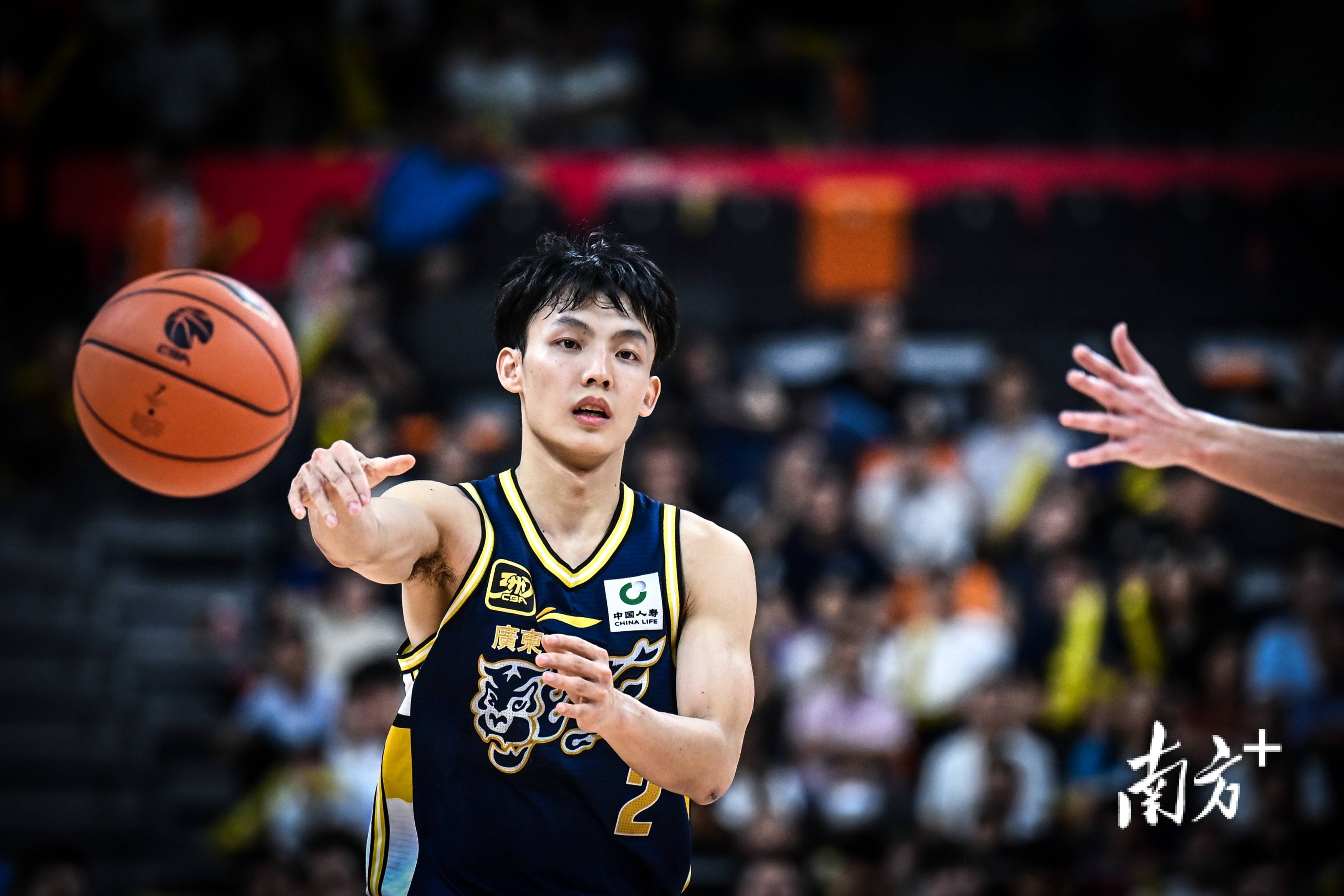 东道主运动员闪亮登场，引发球迷狂热的简单介绍